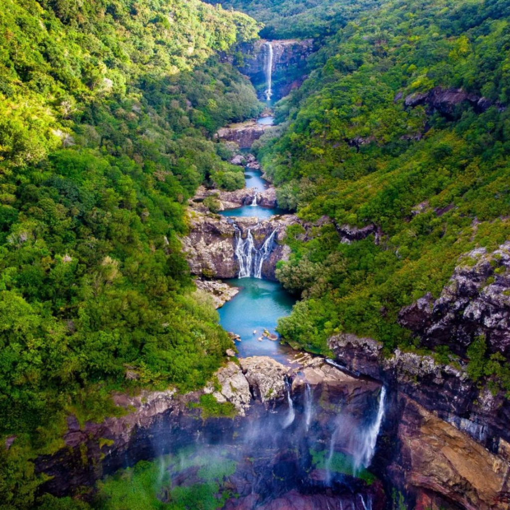 7 Cascades Tamarind Falls Mauritius hiking tour with private taxi service
